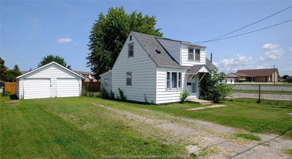 Property Photo: 31 Maidstone Avenue East ON N8M 2J3