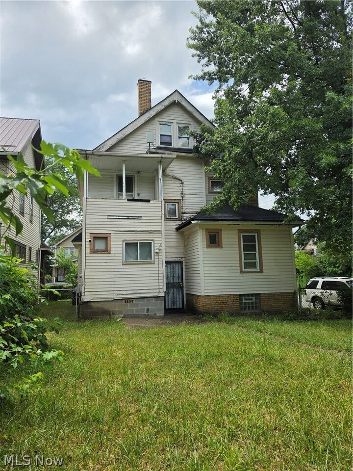 Property Photo: 1319 Elwood Road OH 44112