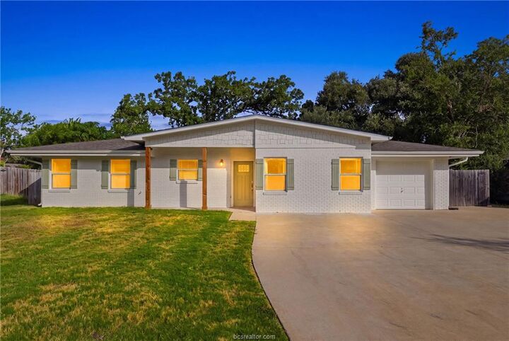 Property Photo: 304 Dunn Street TX 77801