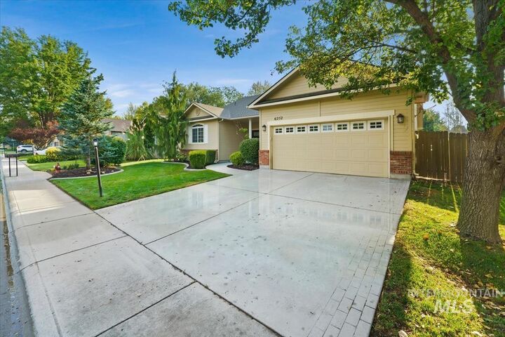 Property Photo:  6252 N Royal Park Ave  ID 83713 