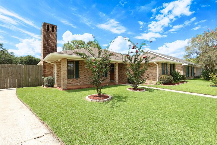 Property Photo: 119 Victoria Dr LA 70360