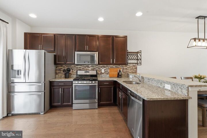 Property Photo: 17008 Hoskins Way VA 22026