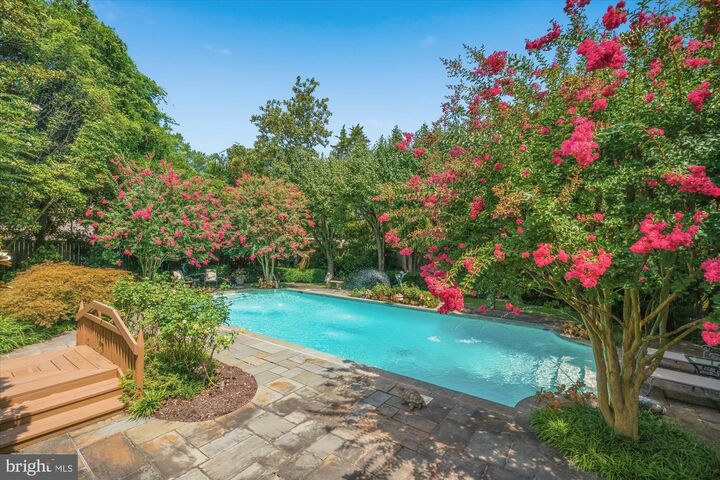 Property Photo: 7200 Ludwood Court VA 22306