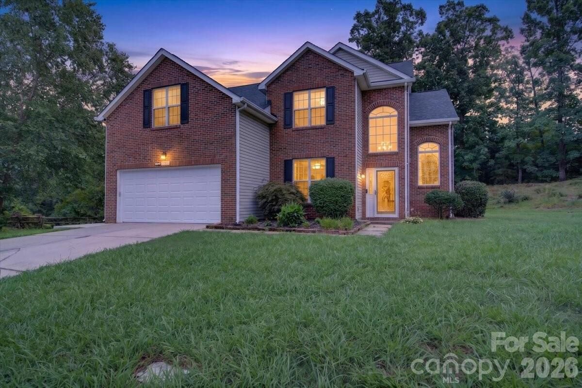 Property Photo:  8100 Laurel Run Drive  NC 28269 