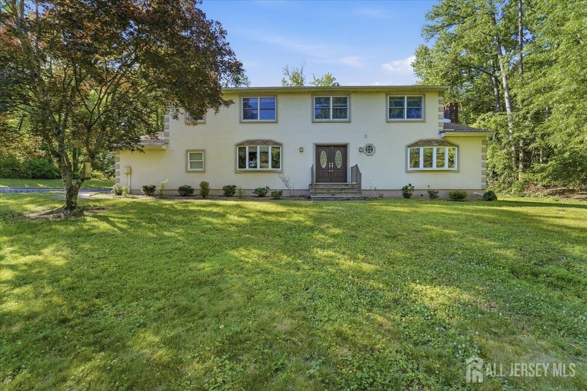 Property Photo:  6 King Arthurs Court  NJ 08820 