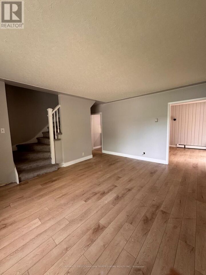 Property Photo: 627 Commissioners Road East 1 ON N6C 2T9