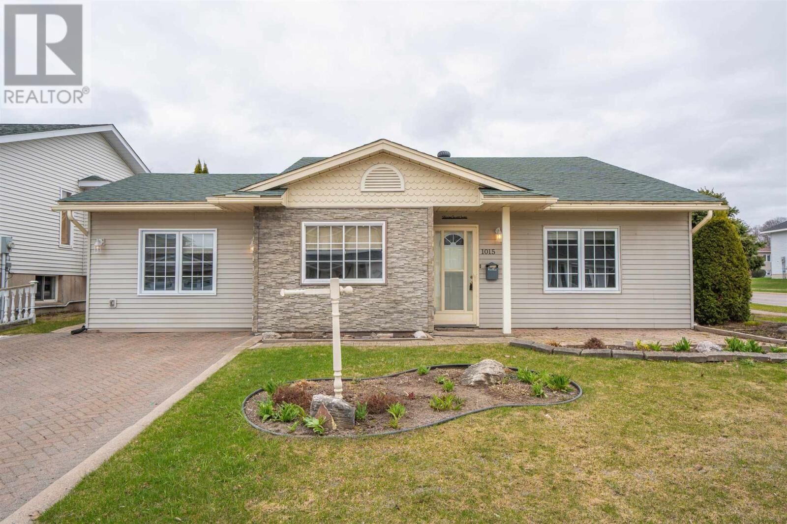Photo de la propriété: 1015 Lake St ON P6B 6B5