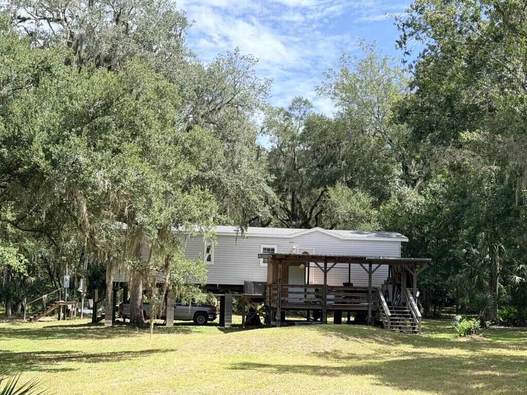 Property Photo: 1957 SE 477th Ave FL 32680