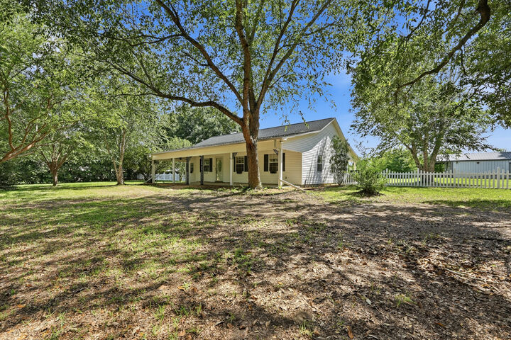 Property Photo: 2240 Riddle Road FL 32533