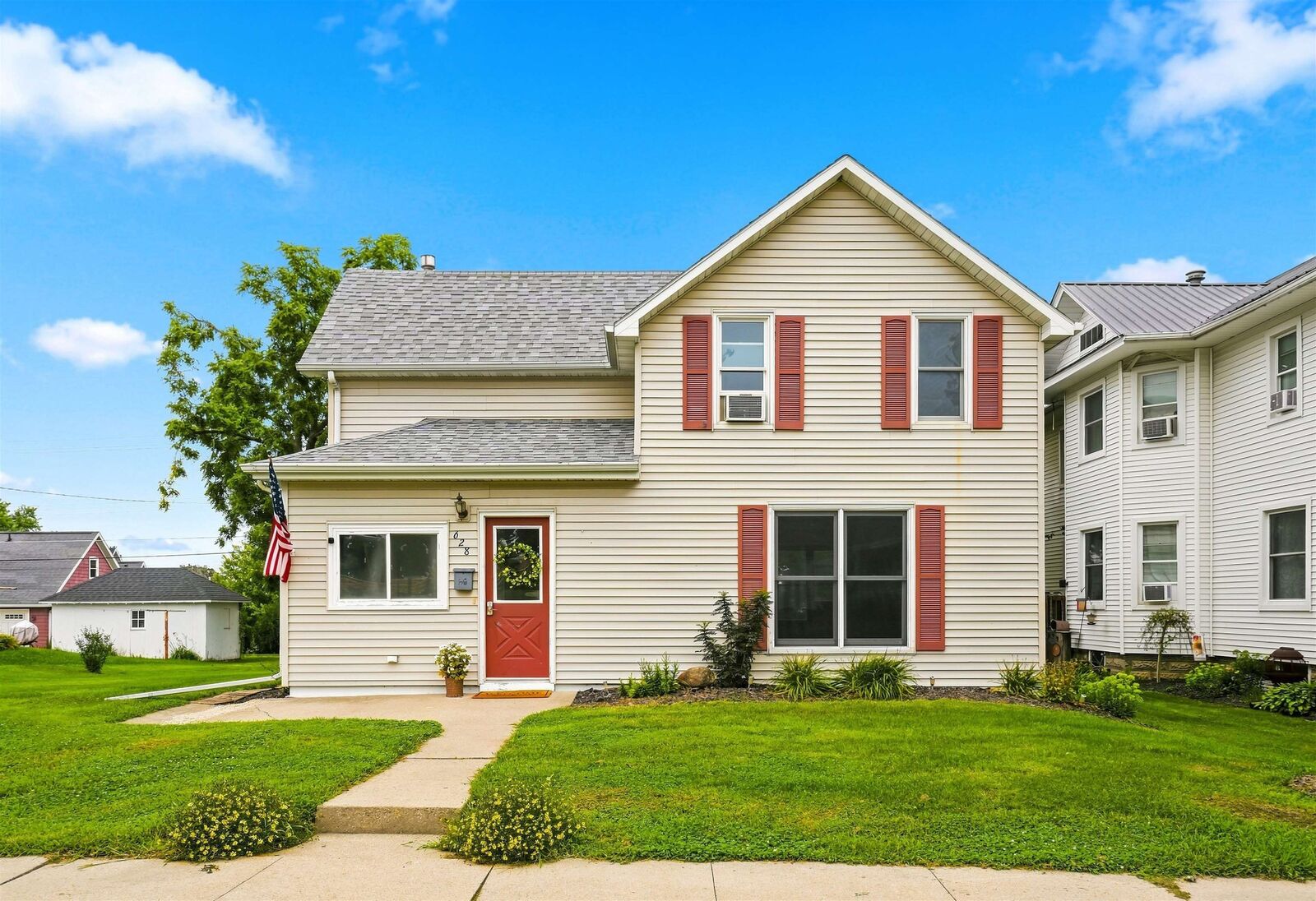 Property Photo: 628 3rd Ave SE IA 52040