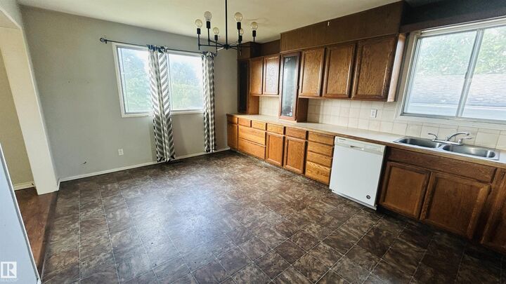 Property Photo: 5102 57 AB T9M 1S4
