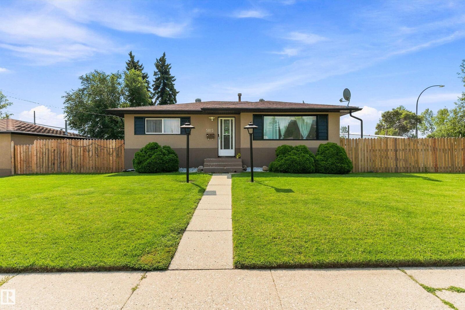 Property Photo:  5815 136 Avenue NW  AB T5A 0N4 
