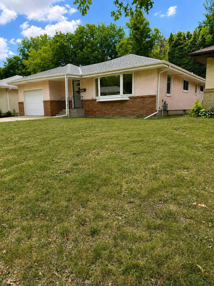 Property Photo: 1600 Suburban Avenue MN 55106