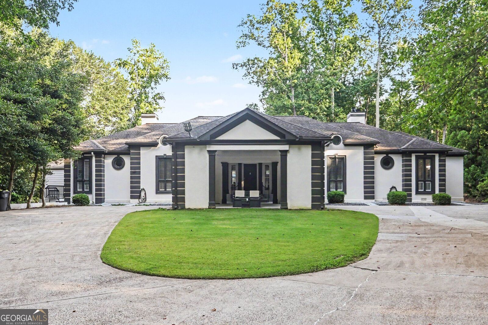 Property Photo: 1126 Wedgefield Drive GA 30064