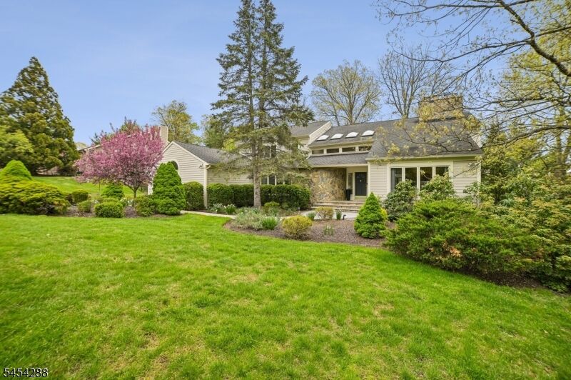 Property Photo:  11 Hawthorne Ct  NJ 07960 