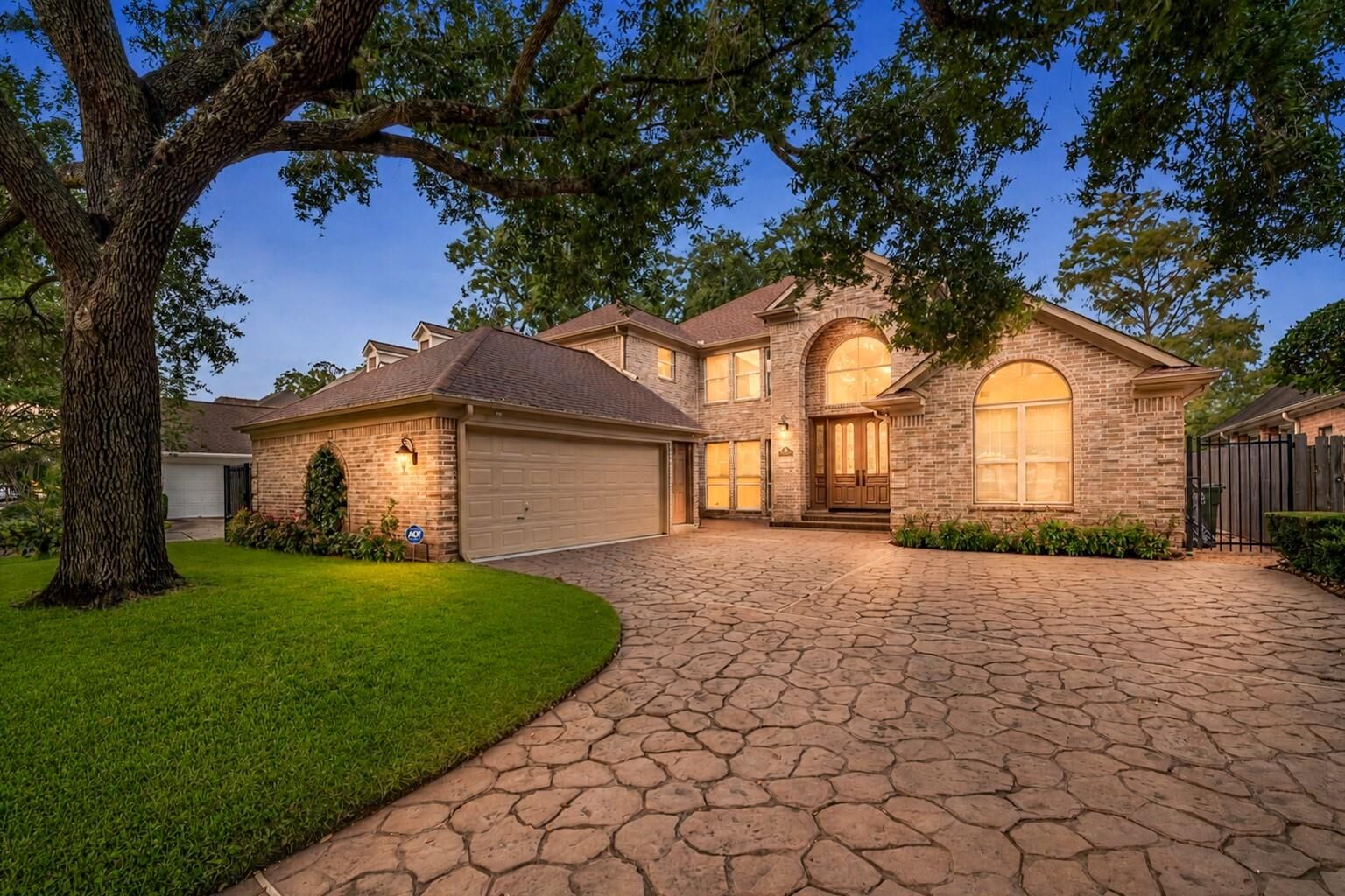 Property Photo: 407 Lakeside Boulevard TX 77478