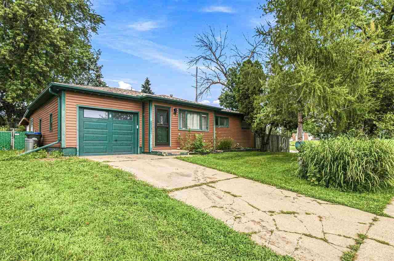 Property Photo: 1620 Crosby Ln IA 52240