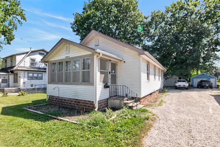 Property Photo: 3005 E Ovid Avenue IA 50317