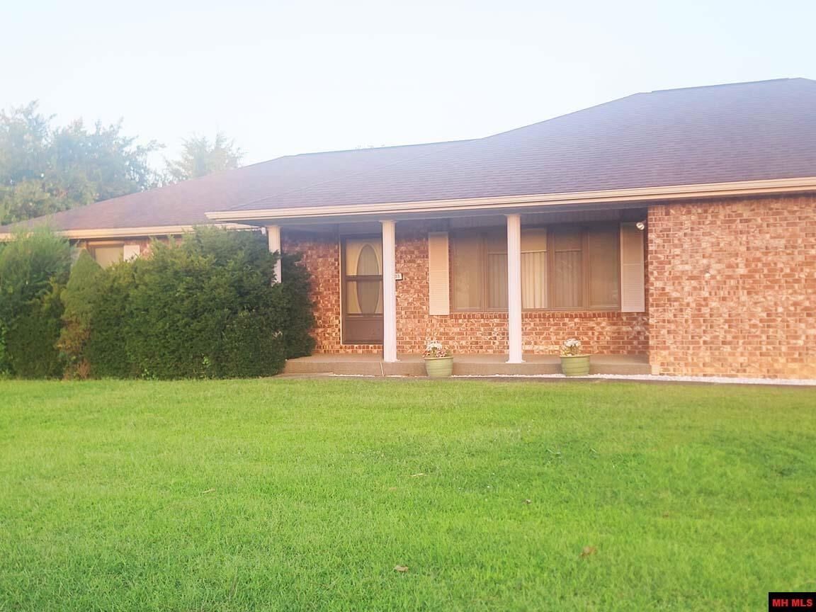 Property Photo:  1403 Mistletoe  AR 72653 