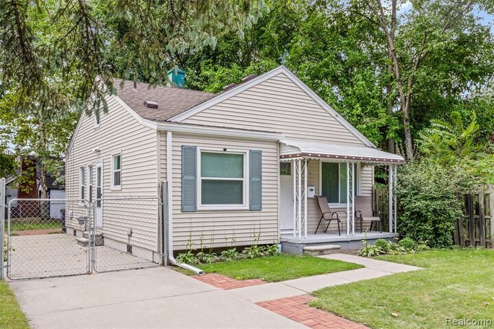 Property Photo:  2200 Guthrie Avenue  MI 48067 3527 