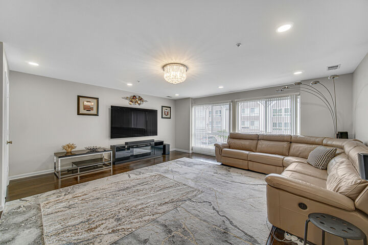 Property Photo: 673 E Fountainview Drive 673 IL 60060