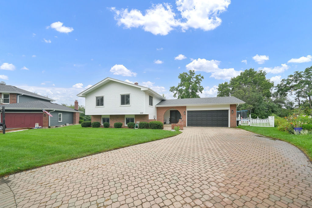 Property Photo: 1441 Holland Place IL 60515