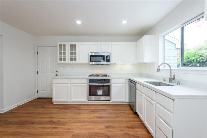 Property Photo:  3 Bay  CA 94401 