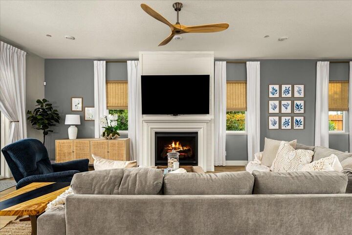 Property Photo:  827 Lodge Way  CA 95648 
