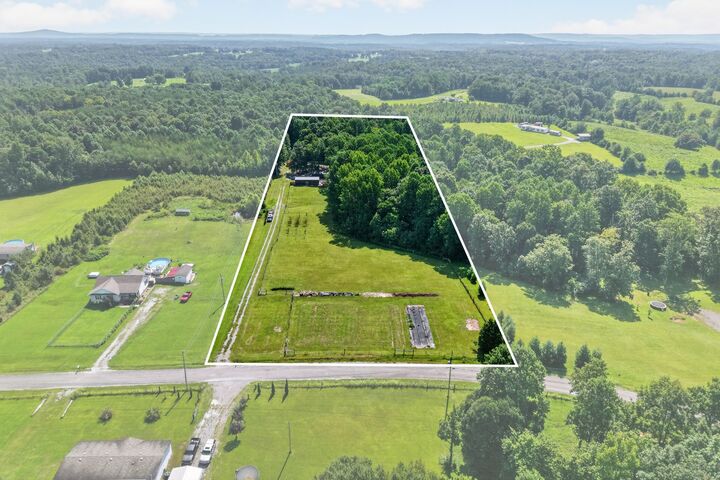 Property Photo: 528 Obie Adcock Rd TN 37166