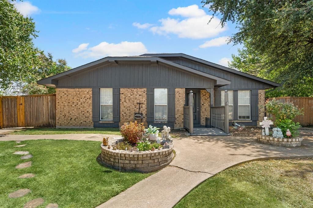 Property Photo: 1706 Delaford Circle TX 75007