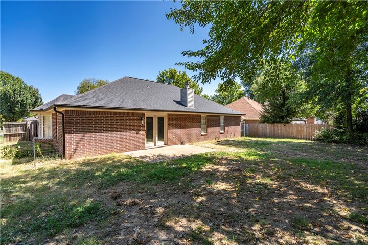 Property Photo:  303 Edgehill Avenue  AR 72745 