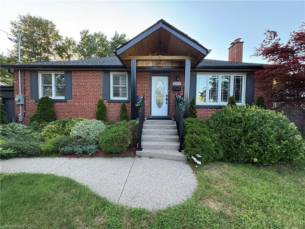 Property Photo: 2105 Maplewood Drive ON L7R 2C6