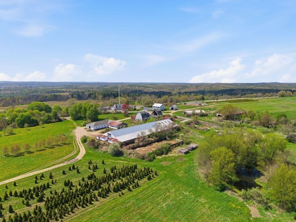 Property Photo:  3 6 Schoolhouse Road  MA 01507 