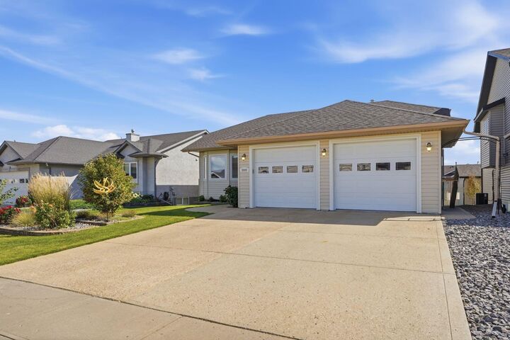 Property Photo: 5909 62 Avenue AB T4L 1J5