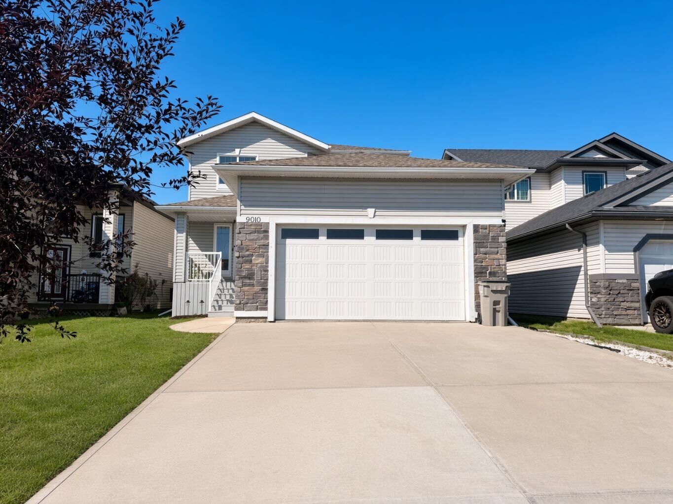 Property Photo: 9010 Willow Drive AB T8X 0G8
