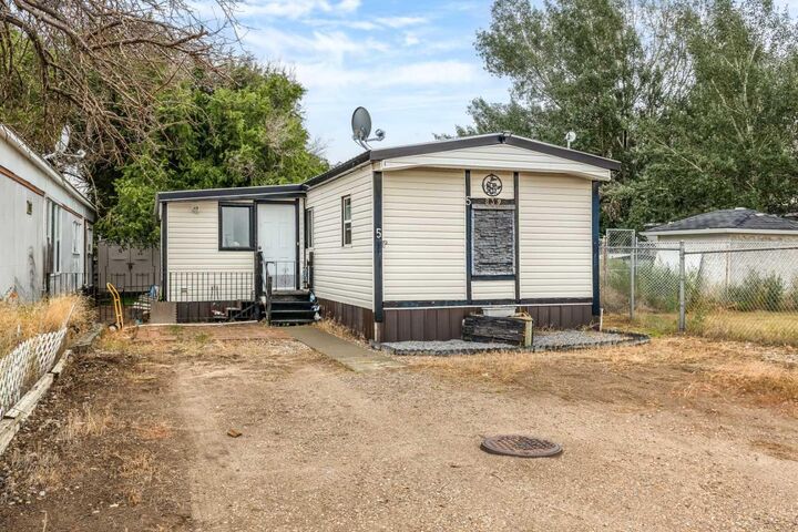 Property Photo: 839 10 Avenue SW 5 AB T1A 7N5