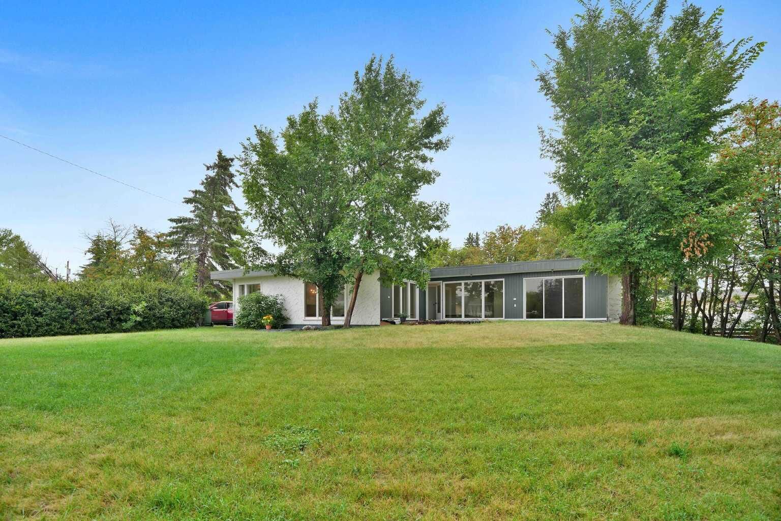 Property Photo: 5009 41 Street Close AB T4G 1H8