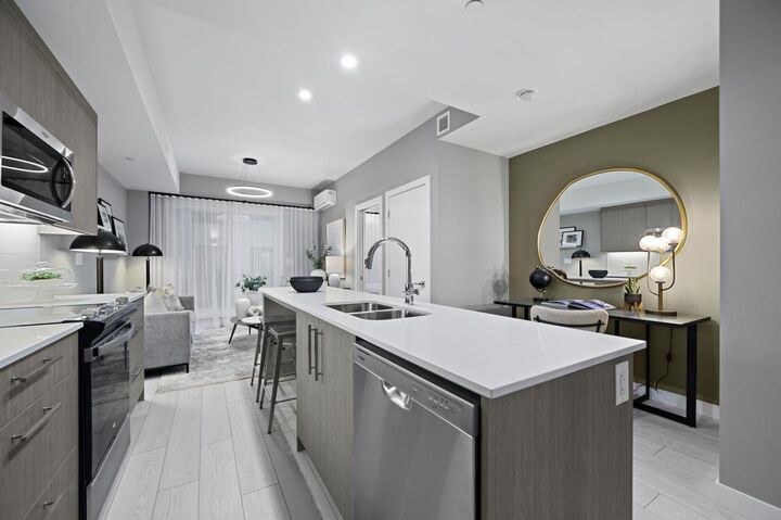 Property Photo: 310 15 Avenue SW 221 AB T2R 1S9