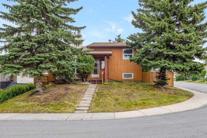 Property Photo: 147 Whitlock Close NE AB T1Y 4X2