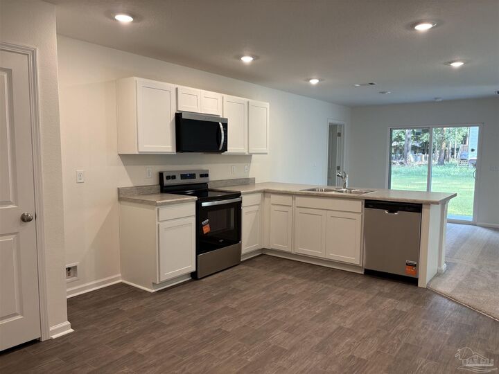Property Photo:  5709 Meadow Rd  FL 32583 