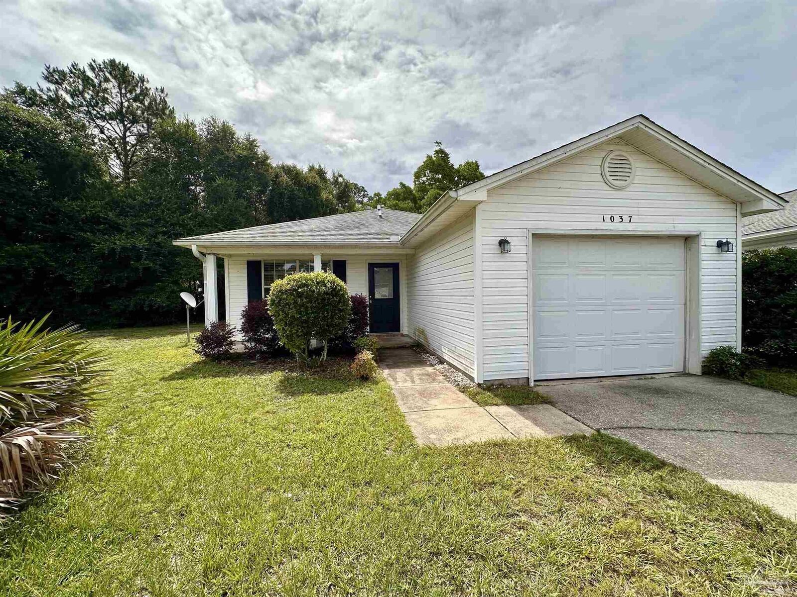 Property Photo: 1037 Antigua Cir FL 32507