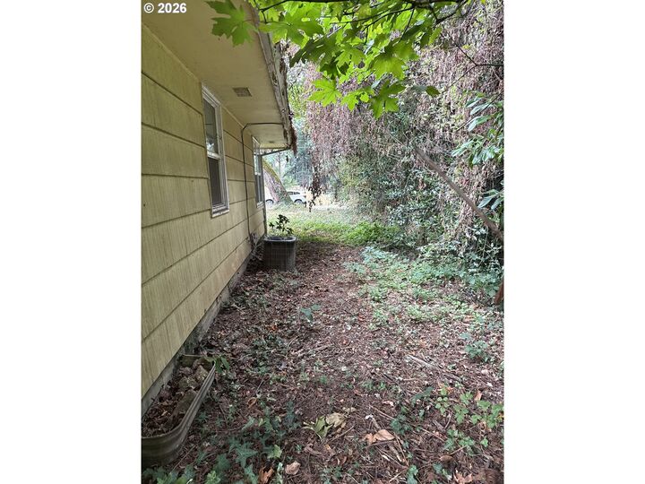 Property Photo: 1445 SE Maple St OR 97267