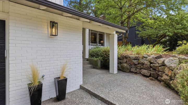 Property Photo:  7520  86th Avenue SE  WA 98040 