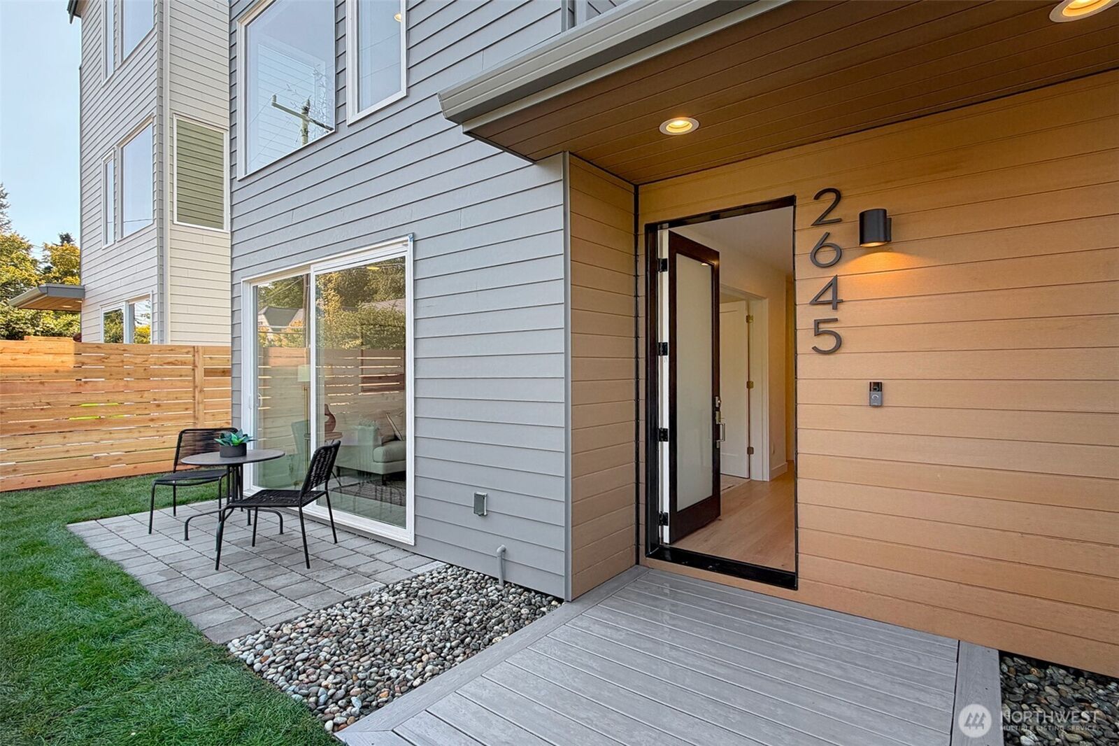 Property Photo:  2647  Walnut Avenue SW B  WA 98116 