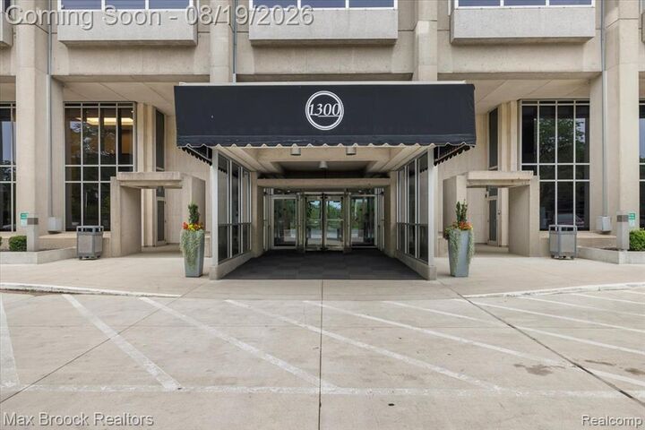 Property Photo: 1300 E Lafayette Street 1509 MI 48207