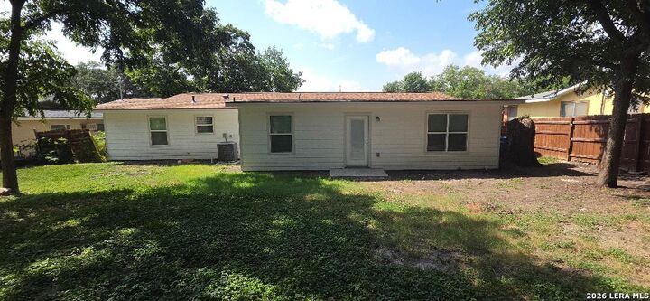 Property Photo: 207 E Crestline TX 78201