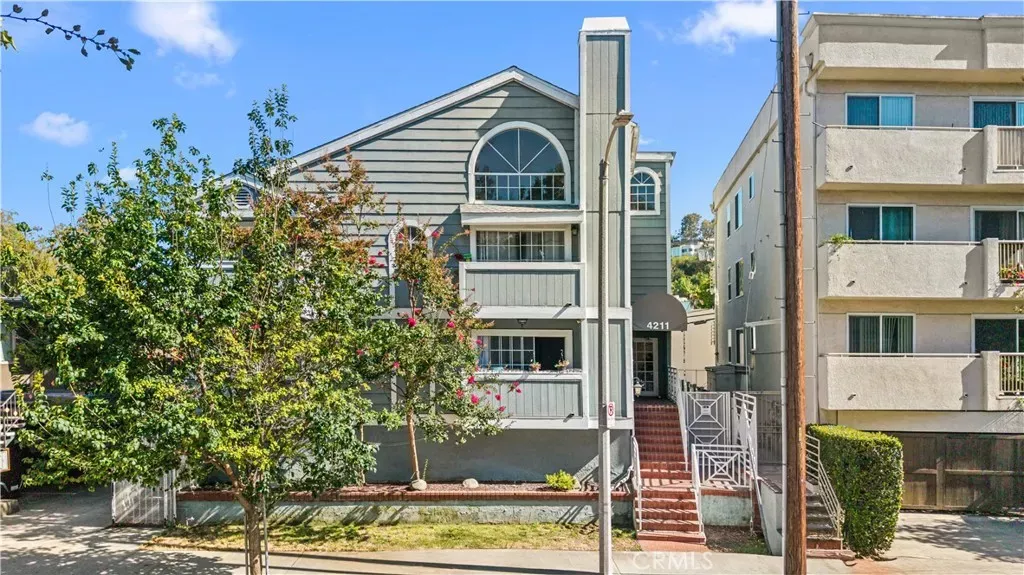Property Photo:  4211 Arch 103  CA 91604 