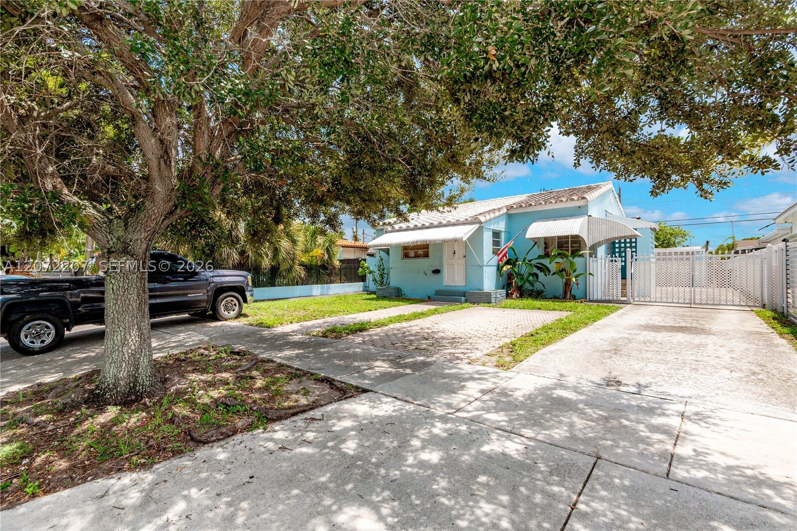Property Photo: 334 E 11th St FL 33010