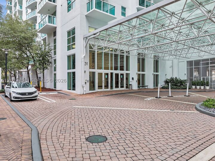 Property Photo: 31 SE 5th St 909 FL 33131