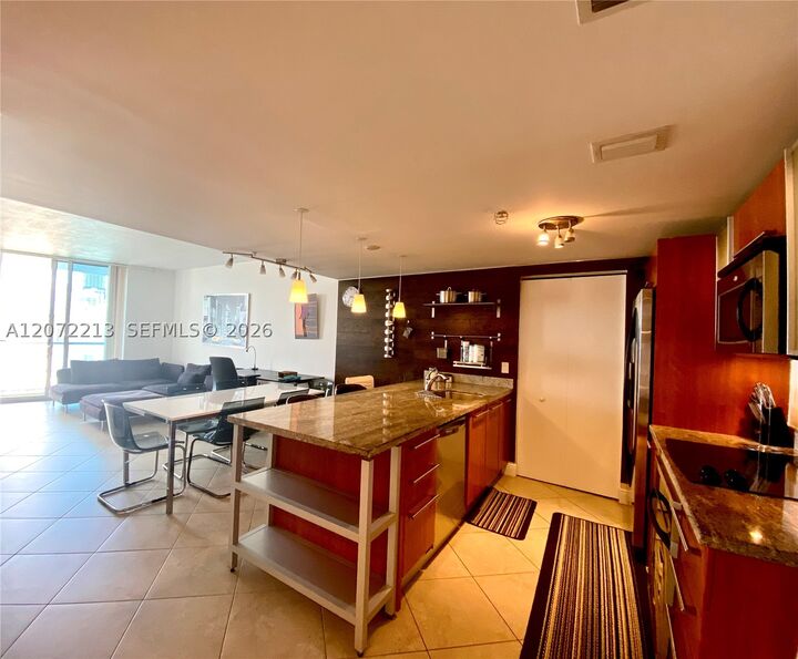 Property Photo:  185 SW 7th St 1607  FL 33130 